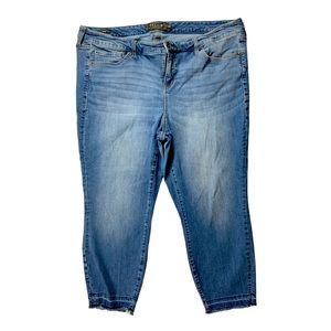 Torrid Skinny ankle frayed raw hems mid wash stretchy denim Jegging/ jeans Sz 18